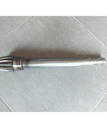 Wałek atakujący wlotowy zgrabiarki Z12 DEUTZ-FAHR